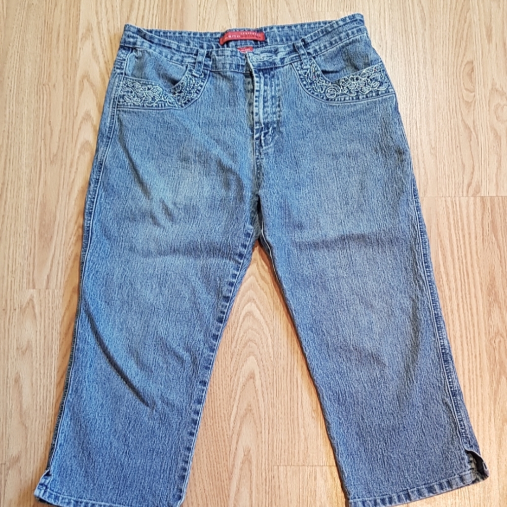 Jeanswear Cosmopolitan Embroidered Embellished Denim Jeans Capris